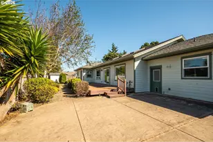 277 10th St SE, Bandon, OR 97411 - Photo 5