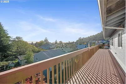 305 Cypress Ave, Garibaldi, OR 97118 - Photo 9