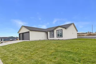 1291 SE 9th St, Hermiston, OR 97838 - Photo 3