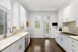 1941 SW Montgomery Pl, Portland, OR 97201 - Photo 11