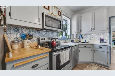2206 Marion St, North Bend, OR 97459 - Photo 11