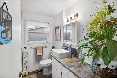 300 W Clackamas Cir, Woodburn, OR 97071 - Photo 17