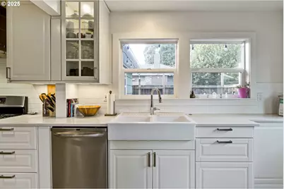 10361 NE Sacramento St, Portland, OR 97220 - Photo 15