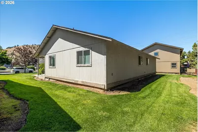 726 NE Savannah Dr, Bend, OR 97701 - Photo 13