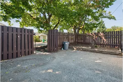 8806 NE Sacramento St, Portland, OR 97220 - Photo 41