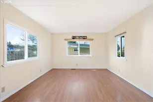 1418 Pine St, Silverton, OR 97381 - Photo 11