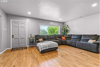 219 Berrydale Ave, Medford, OR 97501 - Photo 7