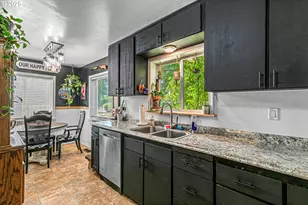 219 Berrydale Ave, Medford, OR 97501 - Photo 3