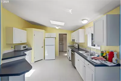 1465 Village Pines Ct, Coos Bay, OR 97420 - Photo 9