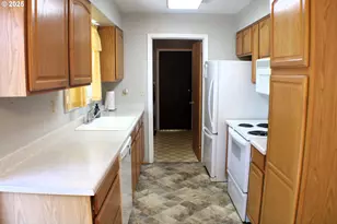 131 Mountain View Ave, Myrtle Creek, OR 97457 - Photo 7