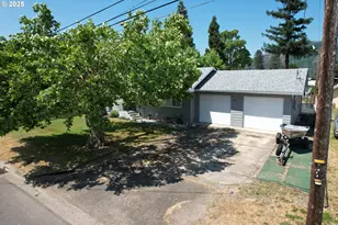 131 Mountain View Ave, Myrtle Creek, OR 97457 - Photo 3