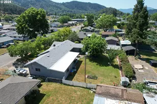 131 Mountain View Ave, Myrtle Creek, OR 97457 - Photo 23