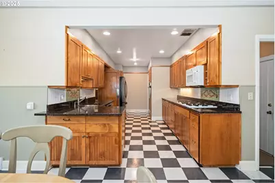 660 SW Evans St, Portland, OR 97219 - Photo 11