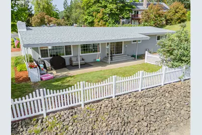 2025 NW Kline St, Roseburg, OR 97471 - Photo 7