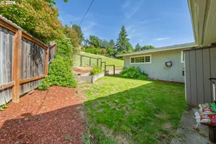 2025 NW Kline St, Roseburg, OR 97471 - Photo 11