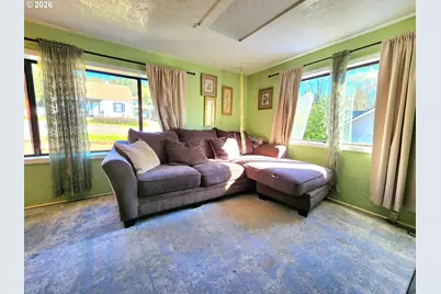 328 E Fifth Ave, Sutherlin, OR 97479 - Photo 5