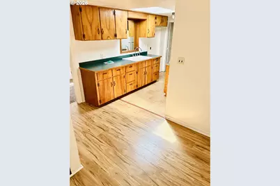 328 E Fifth Ave, Sutherlin, OR 97479 - Photo 3