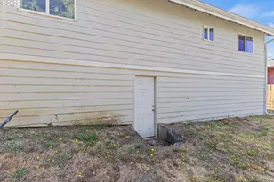 540 E 11th St, Coquille, OR 97423 - Photo 31