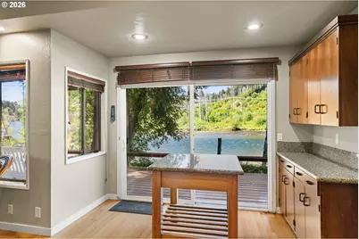91050 Leashore Dr, Vida, OR 97488 - Photo 11