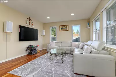 17584 SE Mill Loop, Portland, OR 97233 - Photo 9