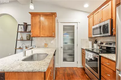 20298 Poe Sholes Dr, Bend, OR 97703 - Photo 9