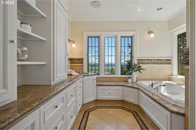 5570 SW Menefee Dr, Portland, OR 97239 - Photo 27