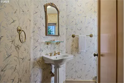 5570 SW Menefee Dr, Portland, OR 97239 - Photo 13