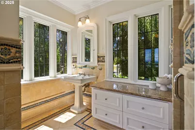 5570 SW Menefee Dr, Portland, OR 97239 - Photo 29