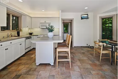 5570 SW Menefee Dr, Portland, OR 97239 - Photo 45