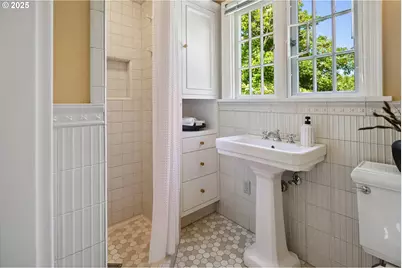 5570 SW Menefee Dr, Portland, OR 97239 - Photo 37