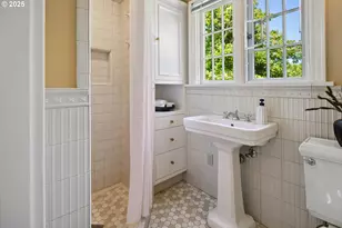 5570 SW Menefee Dr, Portland, OR 97239 - Photo 37