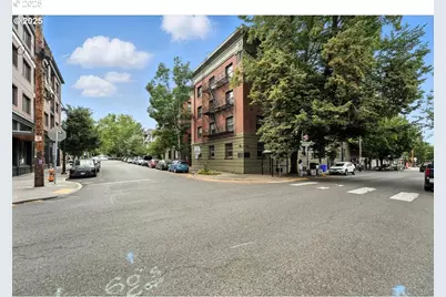 2109 NW Irving St #304, Portland, OR 97210 - Photo 5