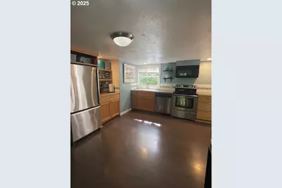 239 D St, Springfield, OR 97477 - Photo 3