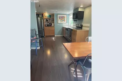 239 D St, Springfield, OR 97477 - Photo 5