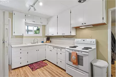 42799 Leaburg Dr, Walterville, OR 97489 - Photo 11