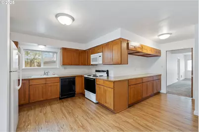 1307 3rd St, Tillamook, OR 97141 - Photo 13