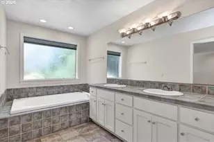 3471 Lakeside Dr, Eugene, OR 97401 - Photo 39