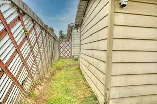 9736 N Clarendon Ave, Portland, OR 97203 - Photo 27