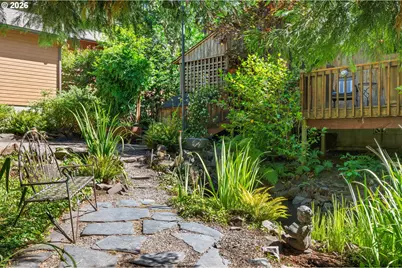 2052 S Shasta Loop, Eugene, OR 97405 - Photo 3