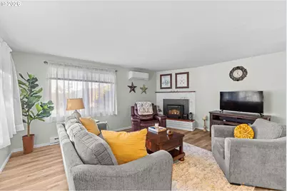 942 E 13th St, Coquille, OR 97423 - Photo 11