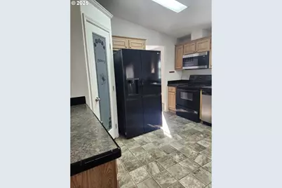 4875 NE Wyoming Cir, Salem, OR 97305 - Photo 9