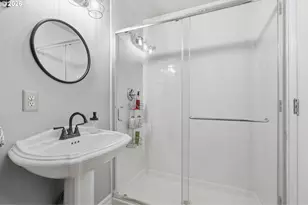 905 N Harbour Dr, Portland, OR 97217 - Photo 7