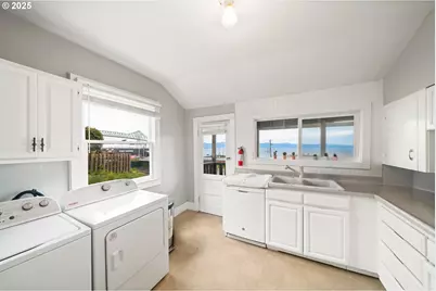 146 Bond St, Astoria, OR 97103 - Photo 25