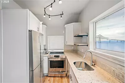 146 Bond St, Astoria, OR 97103 - Photo 13