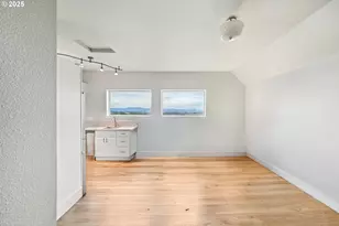 146 Bond St, Astoria, OR 97103 - Photo 11