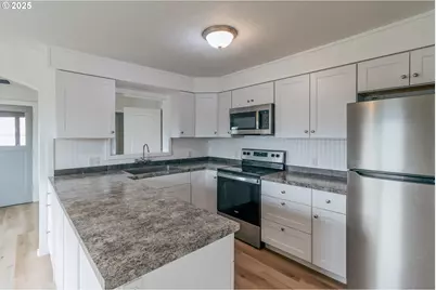 1830 NW Goetz St, Roseburg, OR 97471 - Photo 5