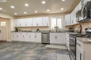 765 W Rainbow St, Roseburg, OR 97471 - Photo 9