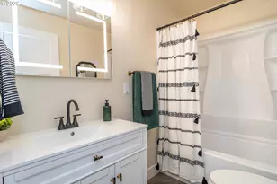 765 W Rainbow St, Roseburg, OR 97471 - Photo 21