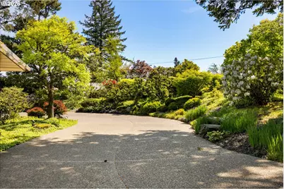 1117 SW Mitchell Ln, Portland, OR 97239 - Photo 39