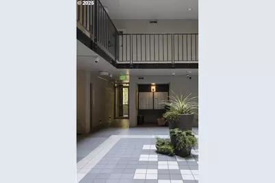 2020 SW Main St #405, Portland, OR 97205 - Photo 5
